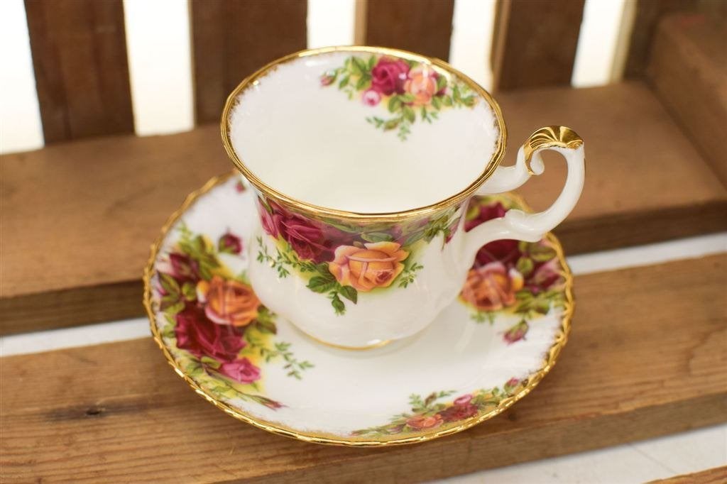 Royal Albert porseleinen kop en schotel 44017, Huis en Inrichting, Keuken | Servies, Gebruikt, Ophalen of Verzenden, Bord(en)
