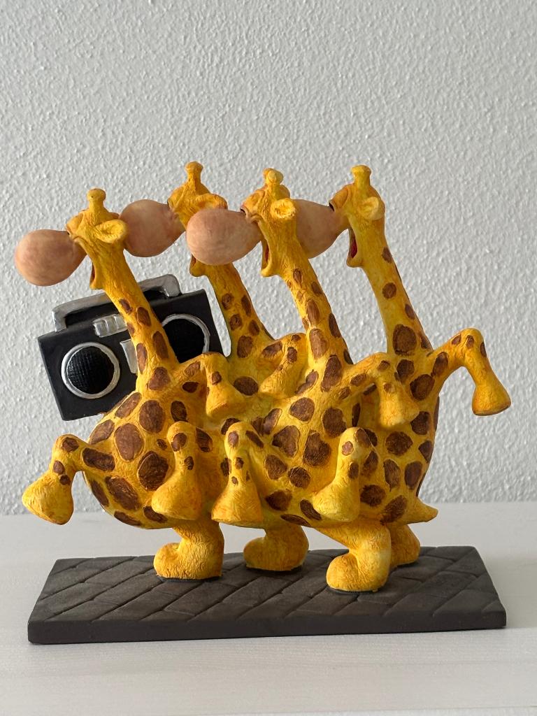 Beeldje 4 giraffen met radio, Verzamelen, Beelden en Beeldjes, Ophalen of Verzenden, Zo goed als nieuw