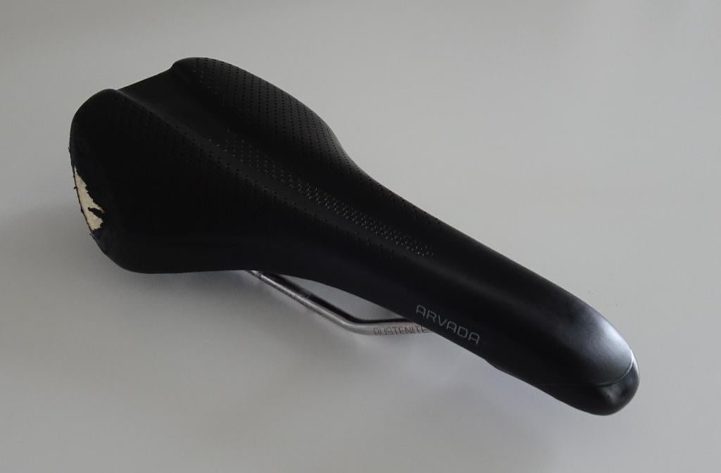 Bontrager Arvada Elite Fietszadel met Schade, Fietsen en Brommers, Fietsonderdelen, Gebruikt, Zadel, Mountainbike, Racefiets, Ophalen