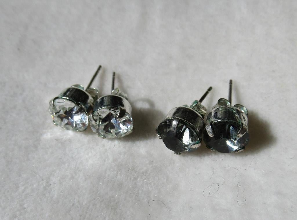 Zilverkleurige Swarovski Oorstekers, Ophalen of Verzenden, Zo goed als nieuw, Zilver, Overige materialen