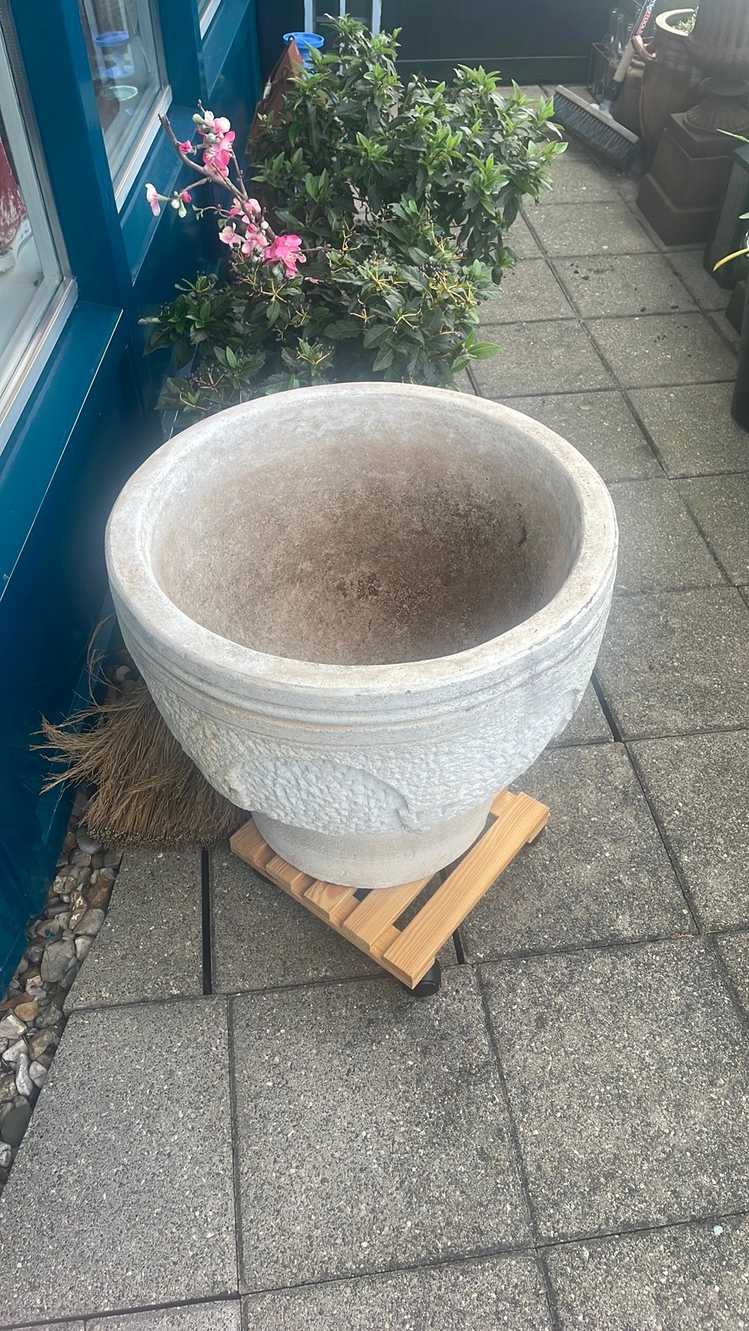 Decoratieve bloempot van beton met reliëf, Ophalen, Gebruikt, 40 cm of meer, Rond