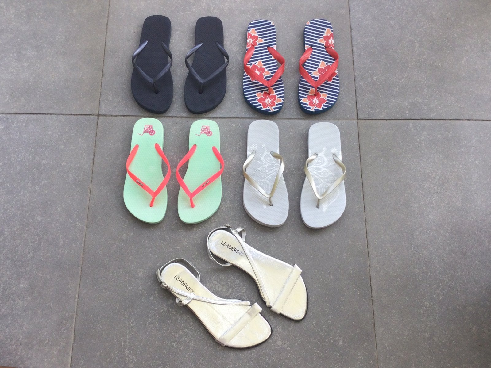 4 x Paar Slippers 1 x Paar Sandaaltjes!, Ophalen of Verzenden, Nieuw, Overige kleuren, Slippers