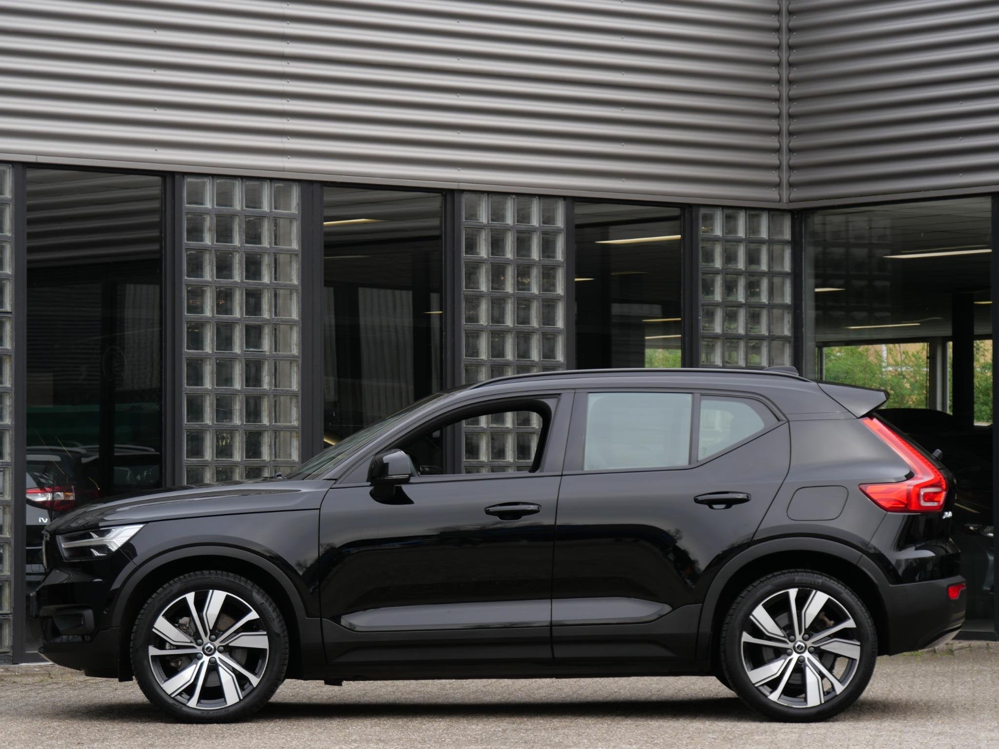 Volvo XC40 RECHARGE PRO/ PANORAMADAK/ 360CAMERA/ TREKHAAK/, Auto's, Volvo, Stof, Gebruikt, 417 km, Zwart