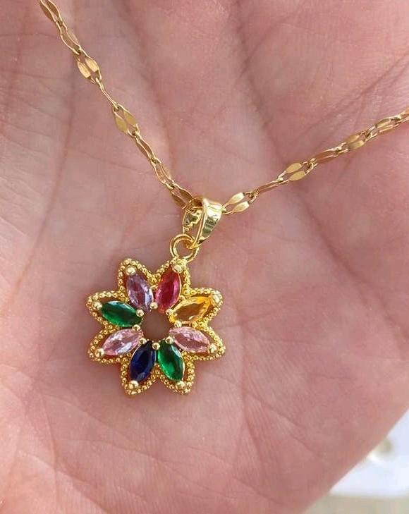 Prachtige goudkleurige ketting met bloem diverse stenen, Ophalen of Verzenden, Zo goed als nieuw, Goud, Overige materialen