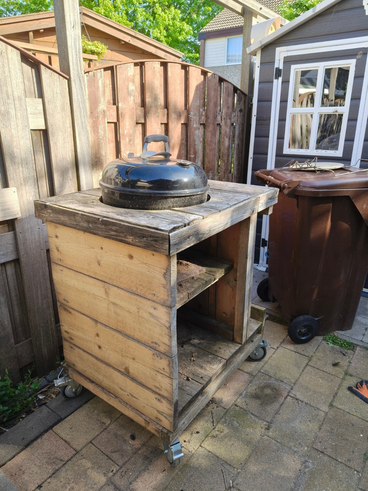 Weber BBQ met houten onderstel op wielen, Tuin en Terras, Barbecue-accessoires, Ophalen, Gebruikt, Weber