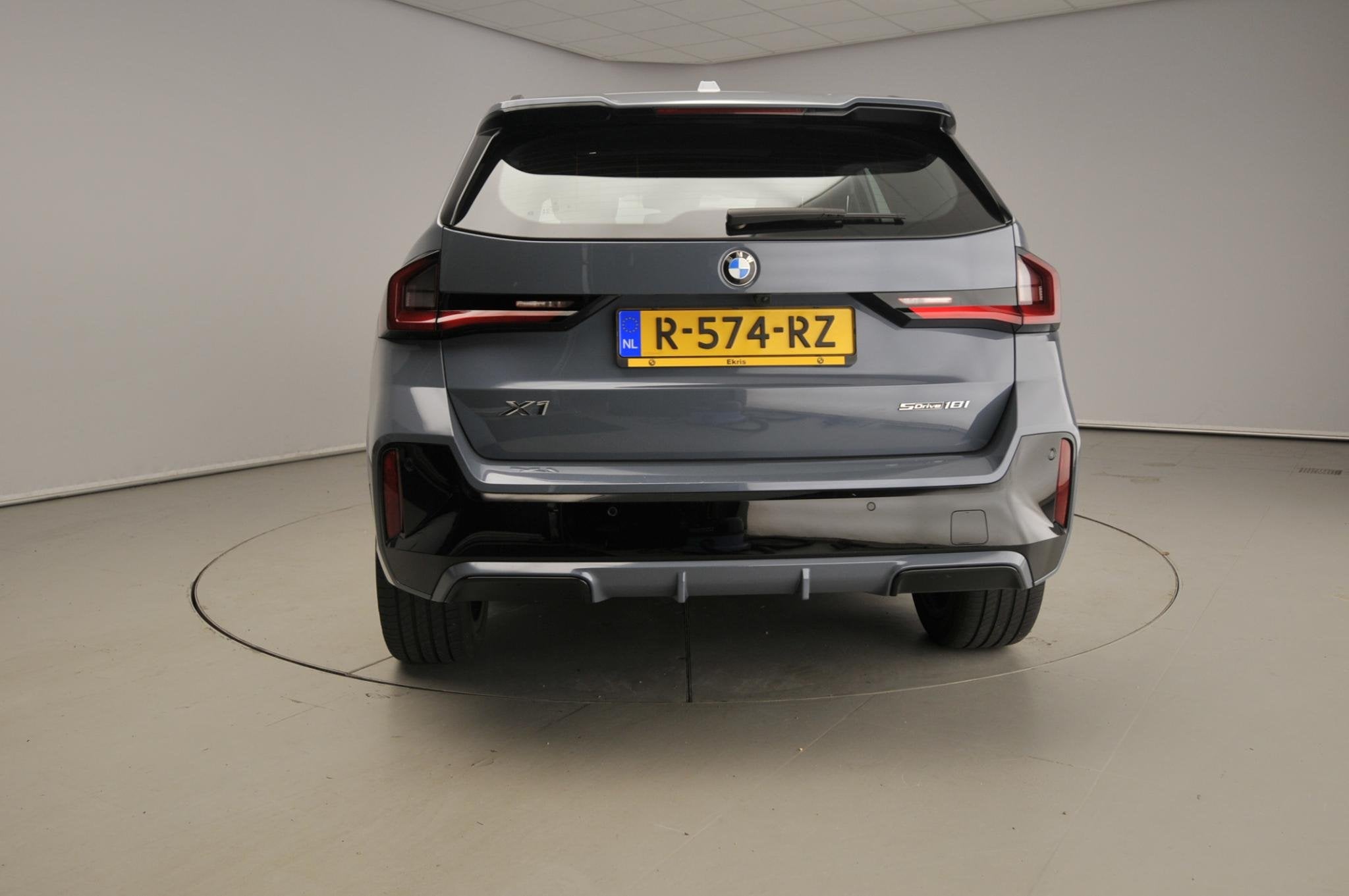 BMW X1 sDrive18i | M-Sportpakket | LED | Leder | HUD | Panor, 12 maanden, Gebruikt, Euro 6, 3 cilinders