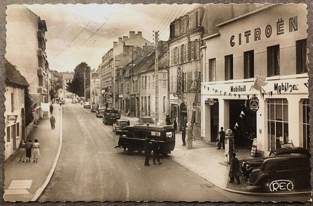 Fotokaart Auto Peugeot Citroen Garage Benzinepomp 1950's, Ophalen of Verzenden, 1940 tot 1960, Gelopen, Voertuig