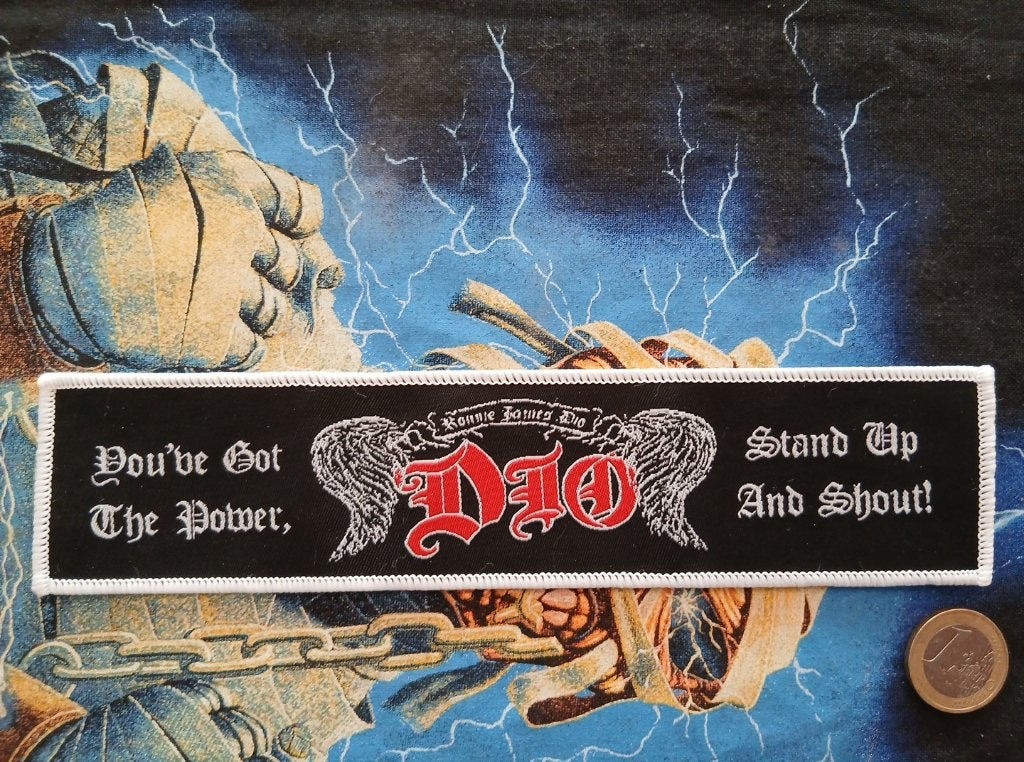Dio vrij mooie stand up and shout strip patch 82--5 x 21 cm, Verzamelen, Ophalen of Verzenden, Nieuw, Kleding