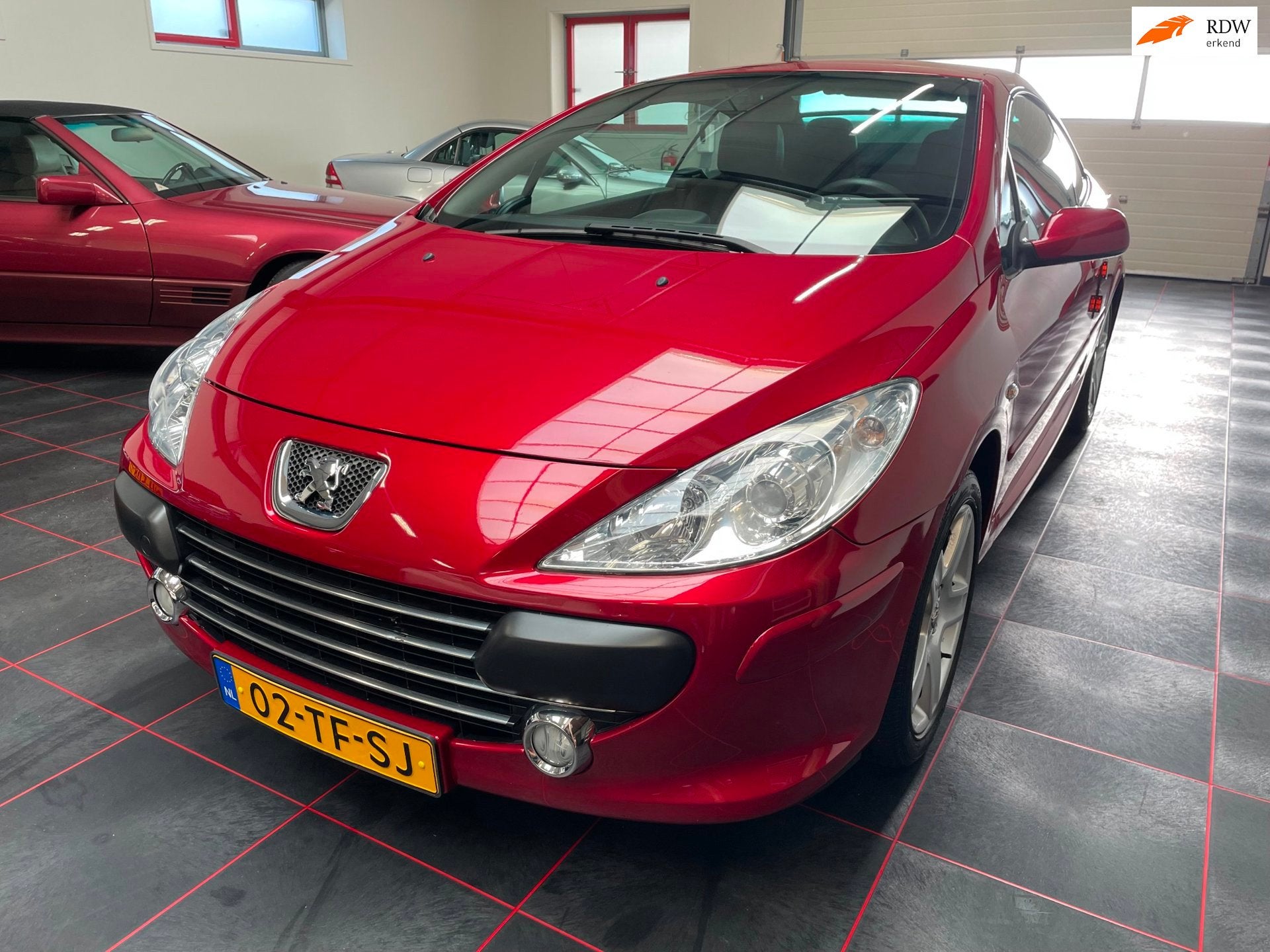 Peugeot 307 CC 2.0-16V Young Timer Nieuw Staat, Auto's, Peugeot, Voorwielaandrijving, Gebruikt, Zwart, 4 cilinders