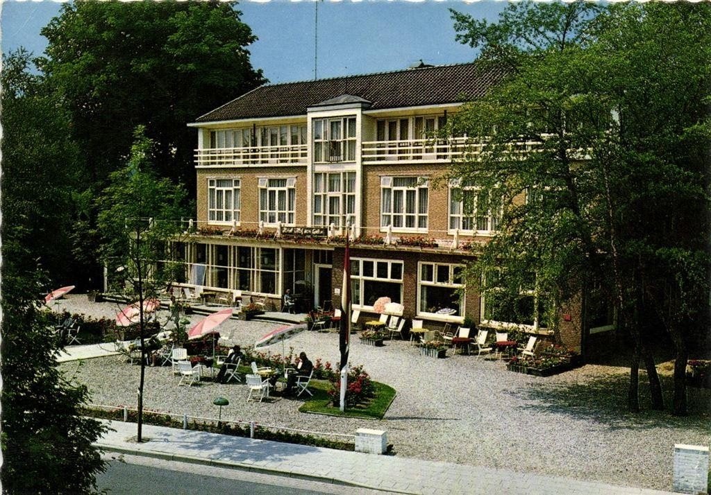 Hotel en Chalet t Hof van Gelre, Lochem - volk terras - 1967, Ophalen of Verzenden, 1960 tot 1980, Gelopen, Gelderland