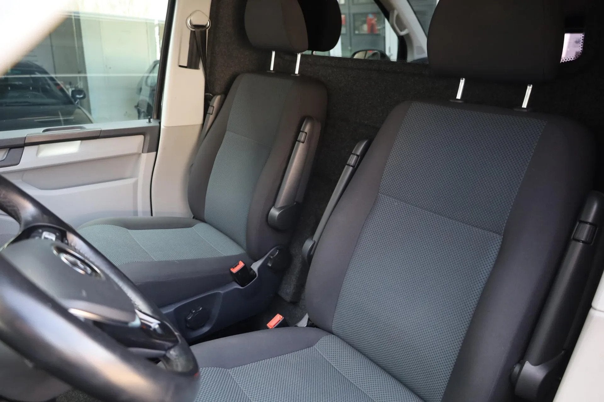 Foto 2 van Volkswagen Transporter 2.0 TDI L2H1 Highline (bj 2019)