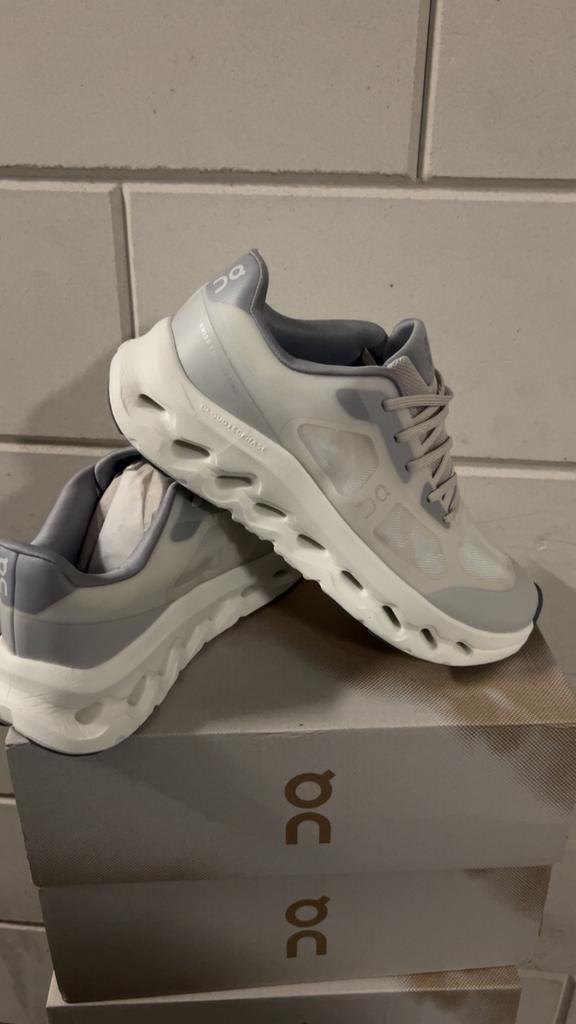 On cloud remix, Overige kleuren, Nieuw, Ophalen of Verzenden, Sneakers of Gympen