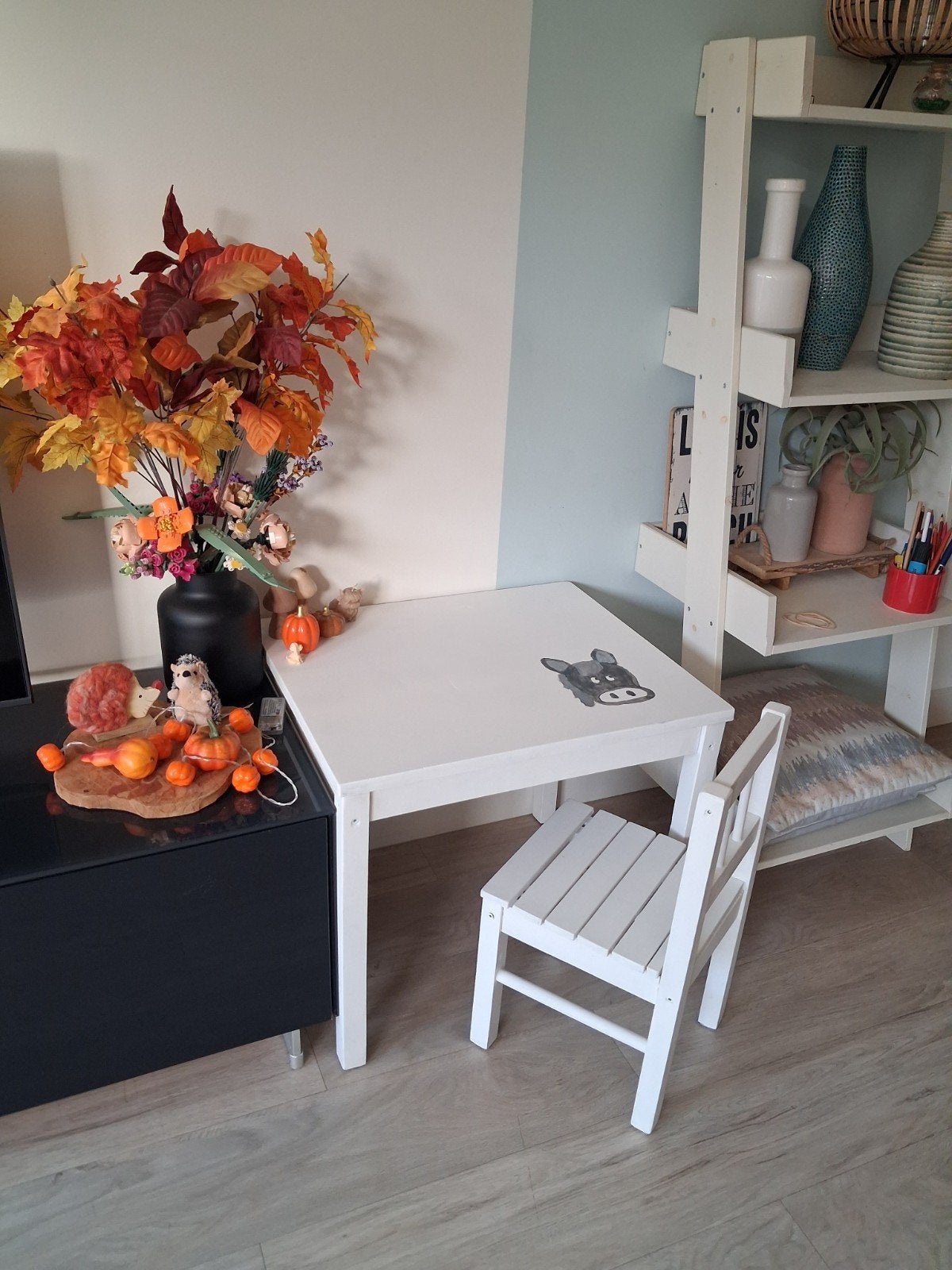 Kinderbureau met stoel - wit met koeienprint, Kinderen en Baby's, Ophalen, Zo goed als nieuw, Tafel(s) en Stoel(en)