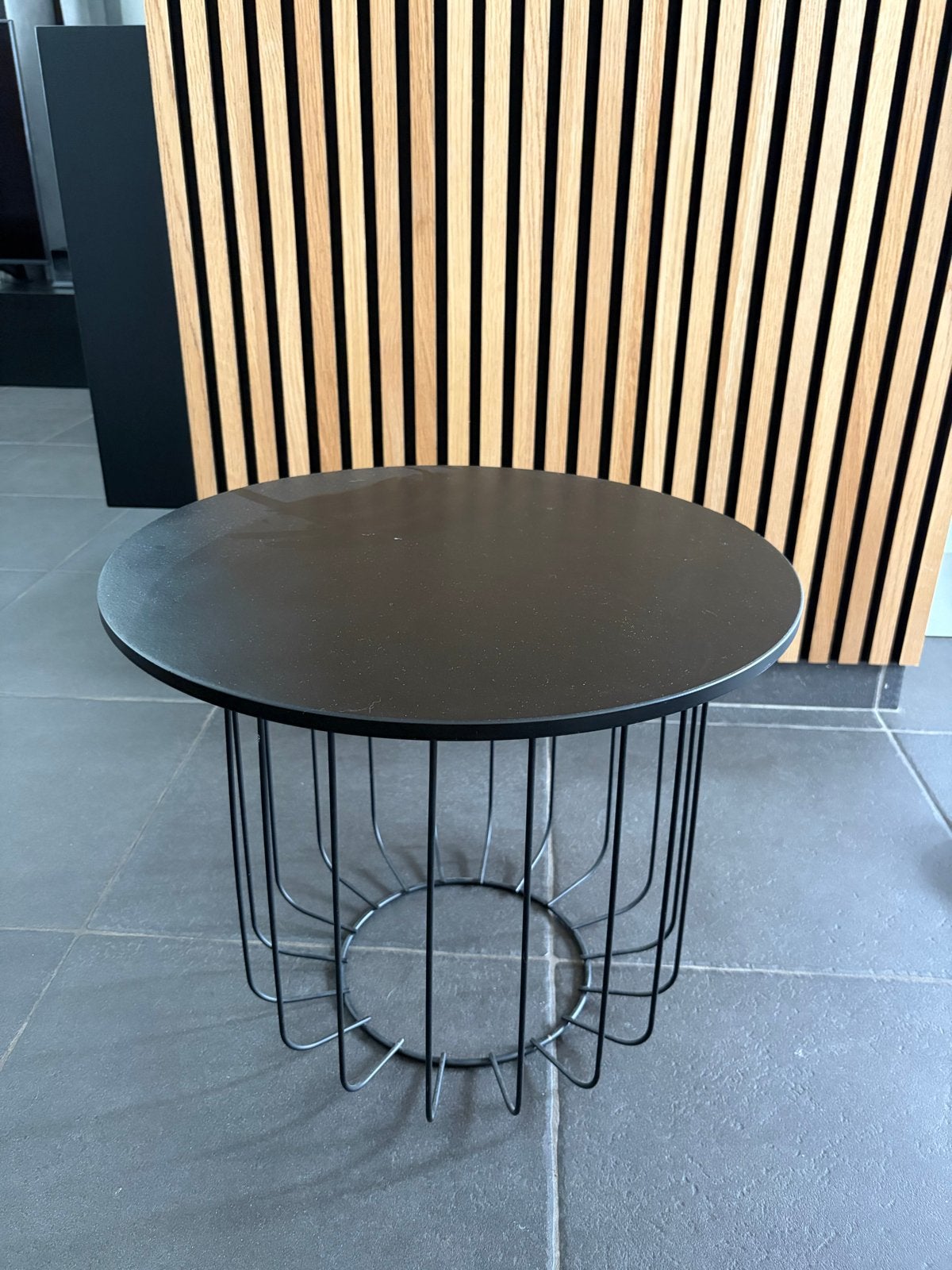 Zwart rond bijzettafeltje met metalen onderstel, Ophalen, Minder dan 45 cm, Minder dan 55 cm, Gebruikt