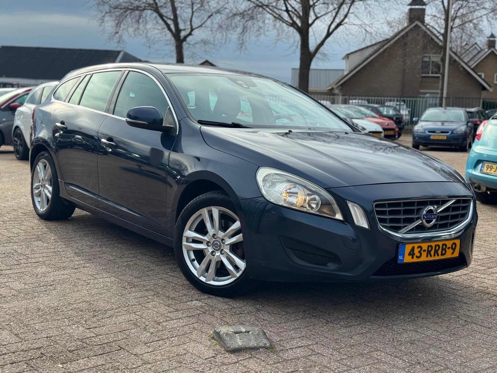 Volvo V60 1.6 T4 Momentum AUTOMAAT NAVI CRUISE APK, Gebruikt, 4 cilinders, Blauw, Leder en Stof