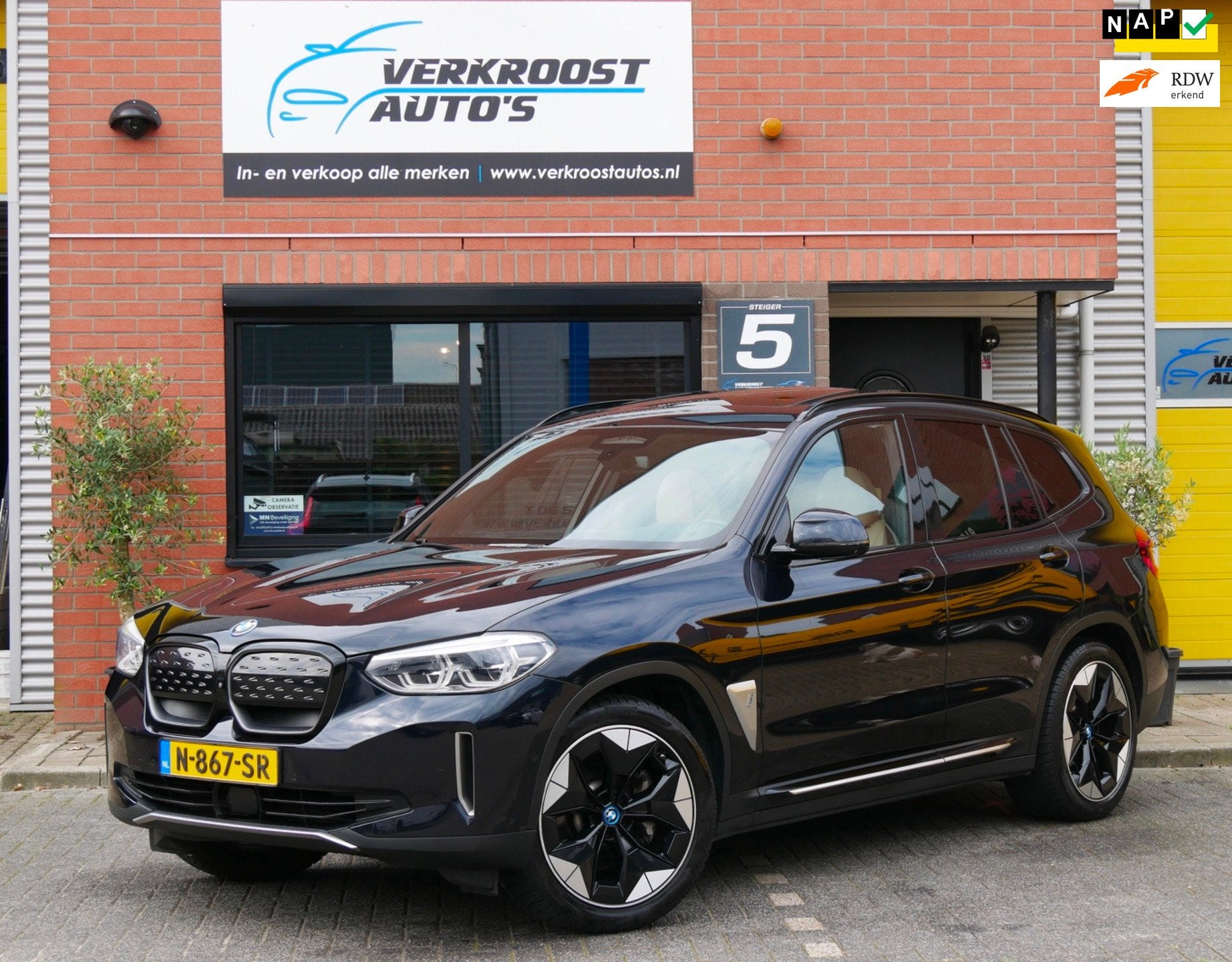 BMW IX3 High Executive 80 kWh. pano. harman kardon. trekhaak, Dealer onderhouden, Achterwielaandrijving, 1333 min, Zwart