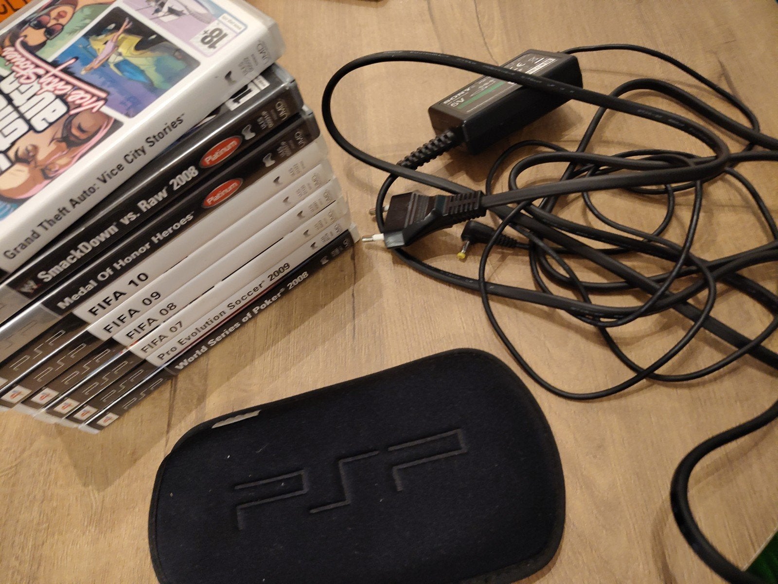 PSP 1004 incl. hoes, lader en 9 spellen in goede staat, Spelcomputers en Games, Ophalen, Gebruikt, PSP