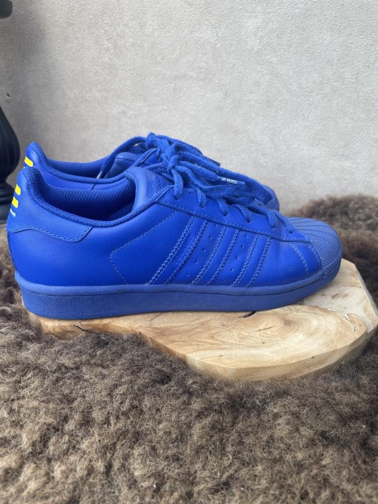 Adidas by Pharrell Williams - Limited Edition, Nieuw, Sneakers of Gympen, Verzenden, Blauw