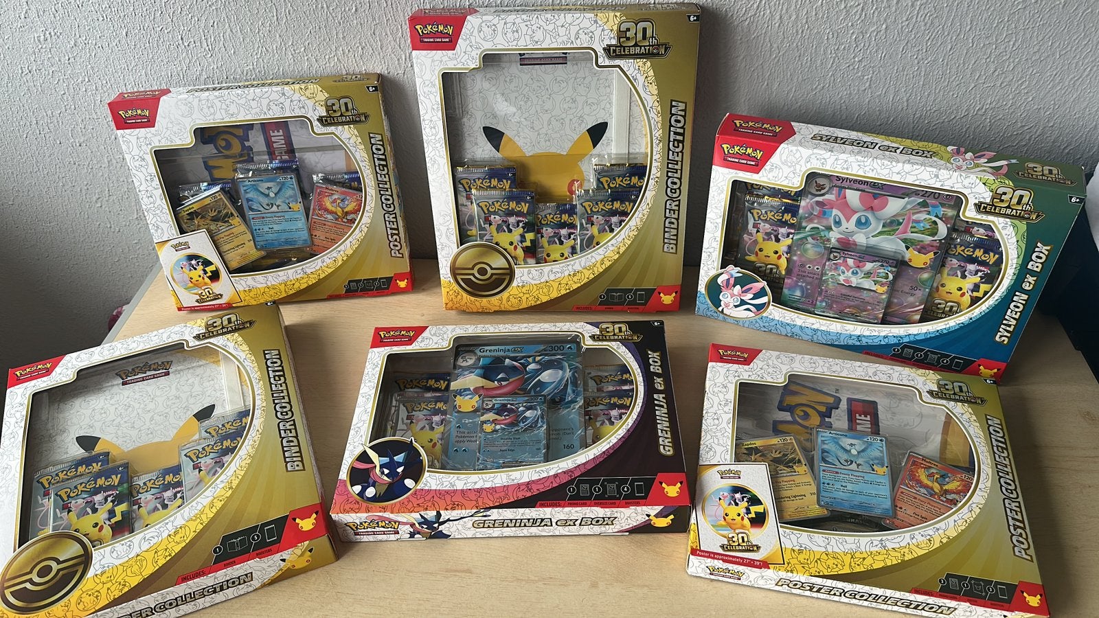Pokémon 30th Anniversary Binder, Poster, Sylveon & Greninja, Verzamelen, Ophalen, Zo goed als nieuw, Speelkaart(en)
