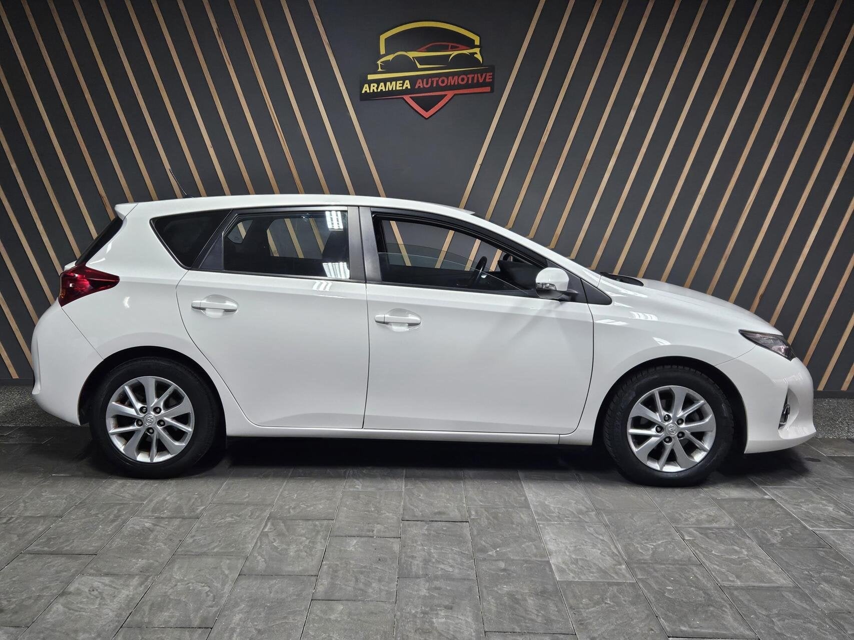 Toyota Auris 1.3 Now 2014|Trekhaak|Nieuwe APK|Cruise Control, Auto's, Toyota, Voorwielaandrijving, Euro 5, Gebruikt, Start-stop-systeem