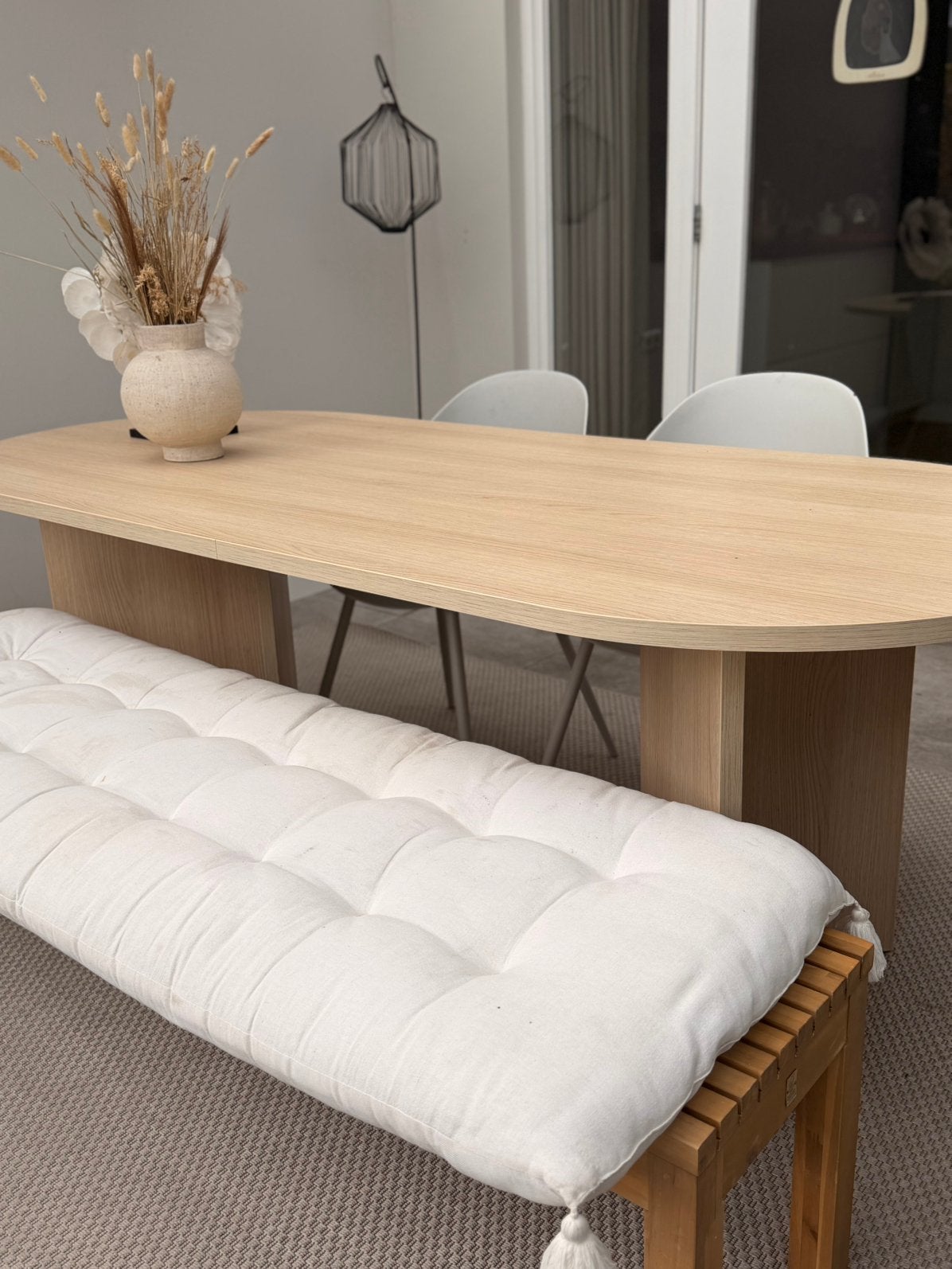 Moderne ovale eettafel met houten bankje en stoelen, Huis en Inrichting, Gebruikt, 150 tot 200 cm, Vier personen, Ovaal