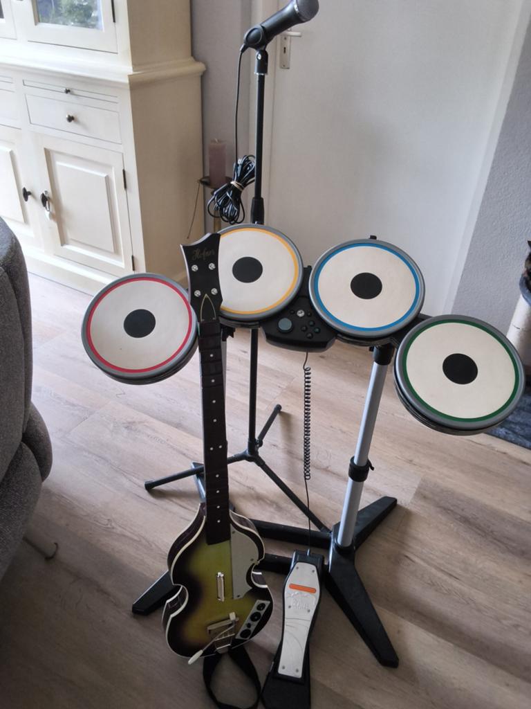 Rock Band drumstel, gitaar en microfoon set voor Nintendo, Ophalen, Gebruikt