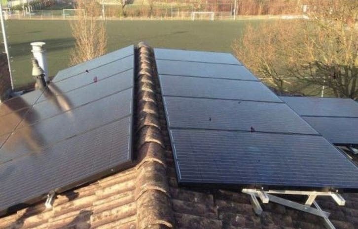 18 zonnepanelen met omvormer van SolarEdge + hellingstellage, Ophalen, Gebruikt, Compleet systeem, 200 wattpiek of meer
