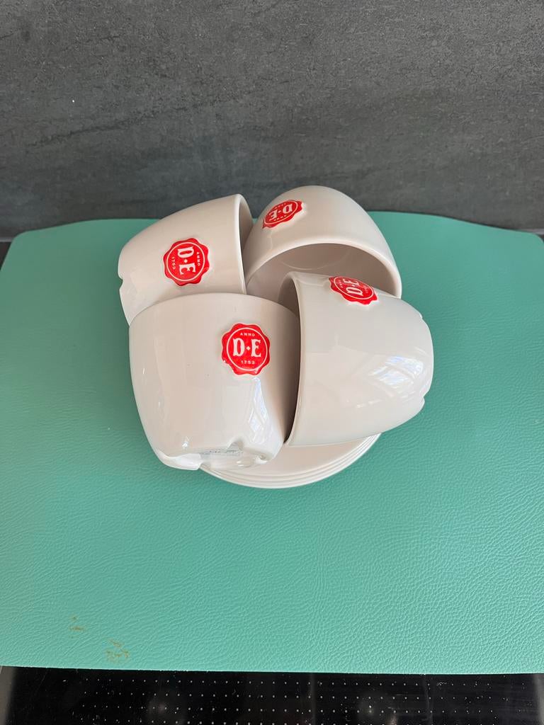 6 Douwe Egberts Cappuccino koppen en schotels, Gebruikt, Keramiek, Ophalen of Verzenden, Overige stijlen