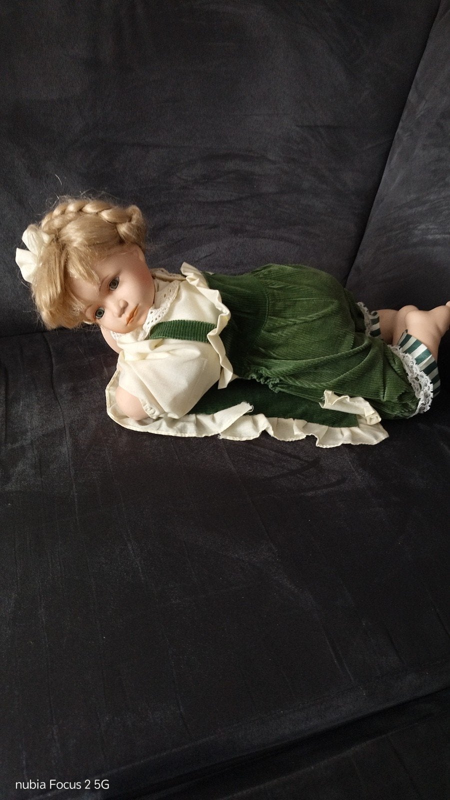 Mooie porseleinen pop met blonde vlechten en groene kleding, Verzamelen, Ophalen of Verzenden, Zo goed als nieuw, Pop