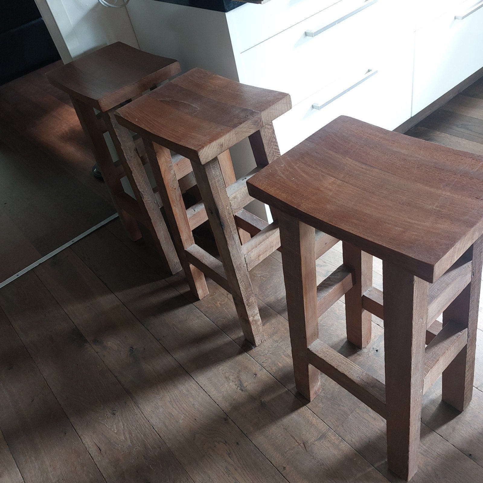 TEAK Houten krukken - 3 stuks - 77 cm hoog, Huis en Inrichting, Barkrukken, Ophalen, 60 tot 90 cm, Zo goed als nieuw, 3 krukken
