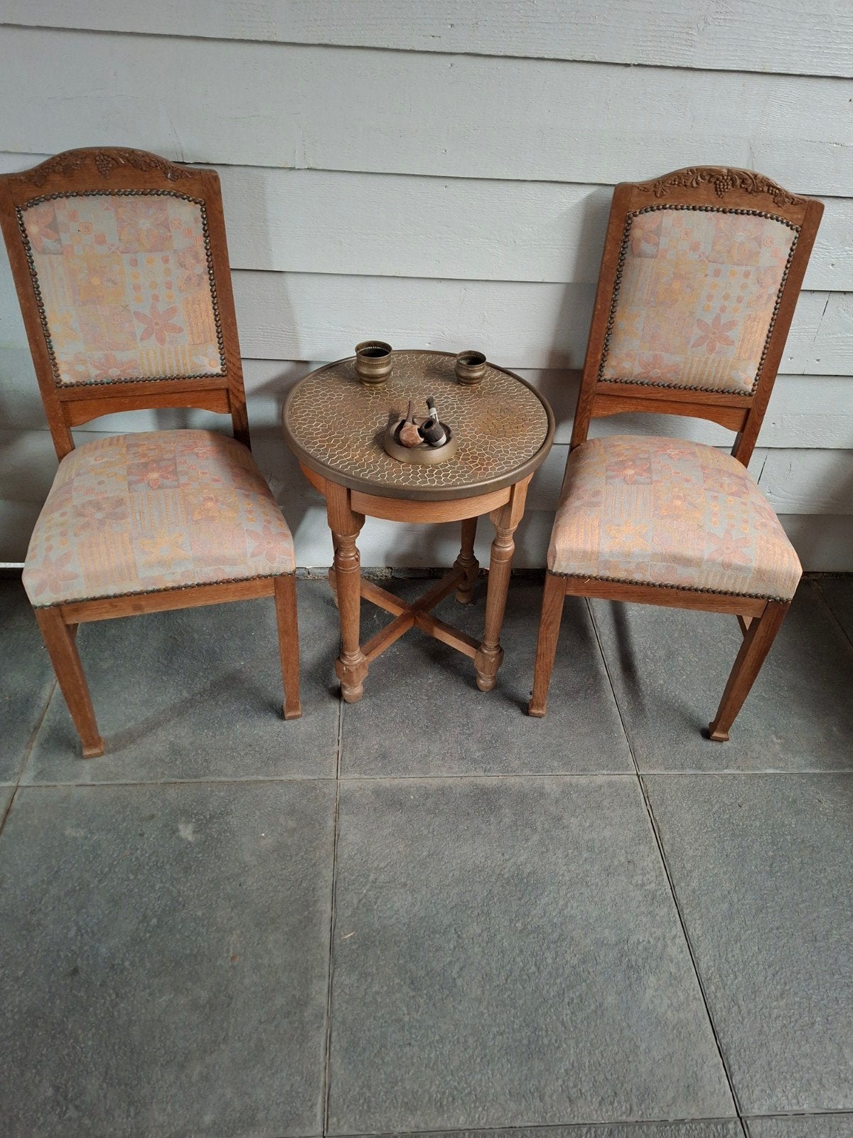 Antieke stoelen en rooktafel met koperen blad.met toebehoren, Ophalen