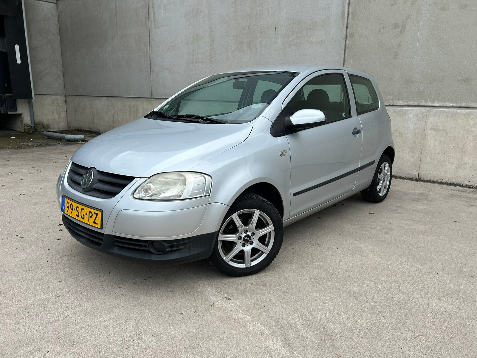 Volkswagen Fox 1.4 Trendline Zilver NAP, Auto's, Voorwielaandrijving, Stof, Zwart, Handgeschakeld