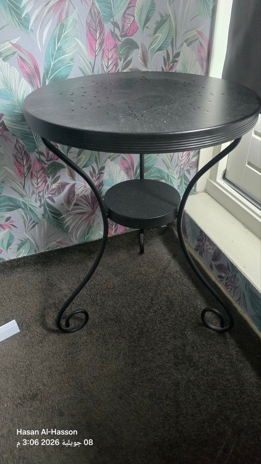 Zwarte ronde bijzettafel met metalen onderstel, 45 tot 60 cm, Gebruikt, Modern, Industrieel, Metaal of Aluminium