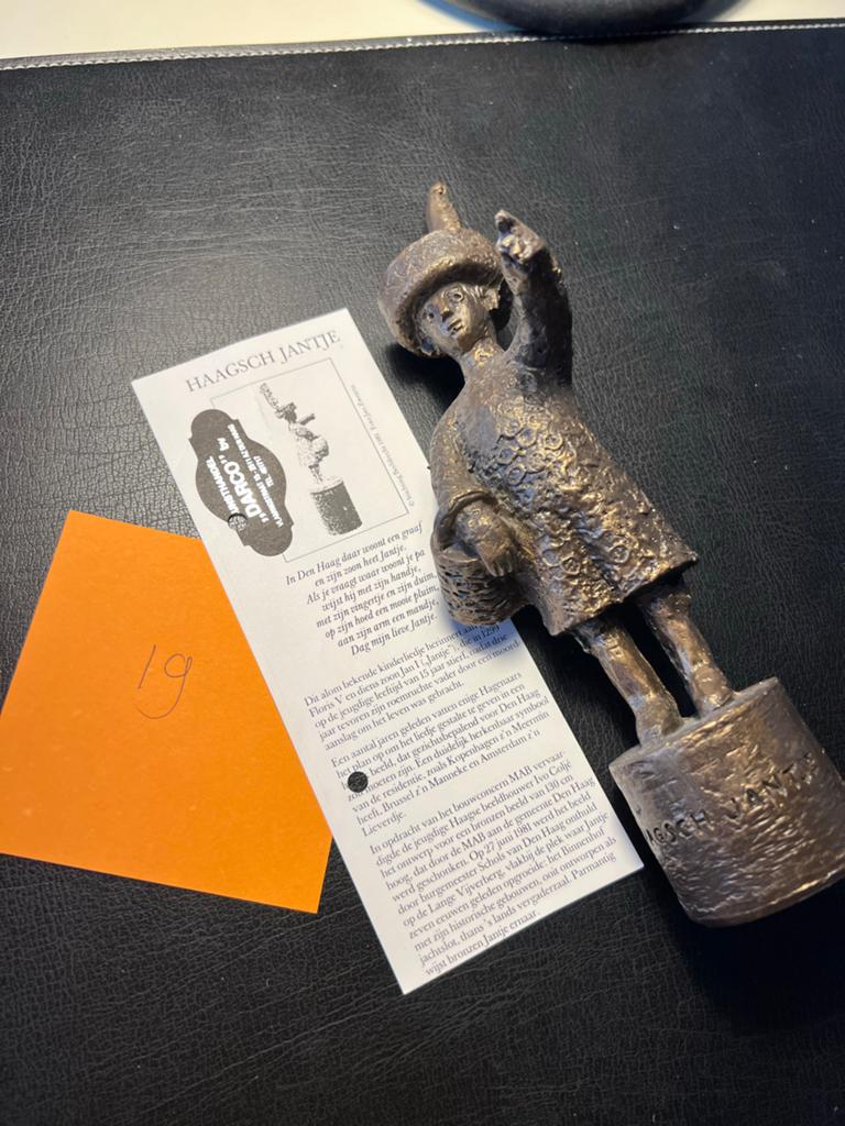 Haagsch Jantje Beeldje van Steen, Ophalen of Verzenden, Gebruikt, Mens