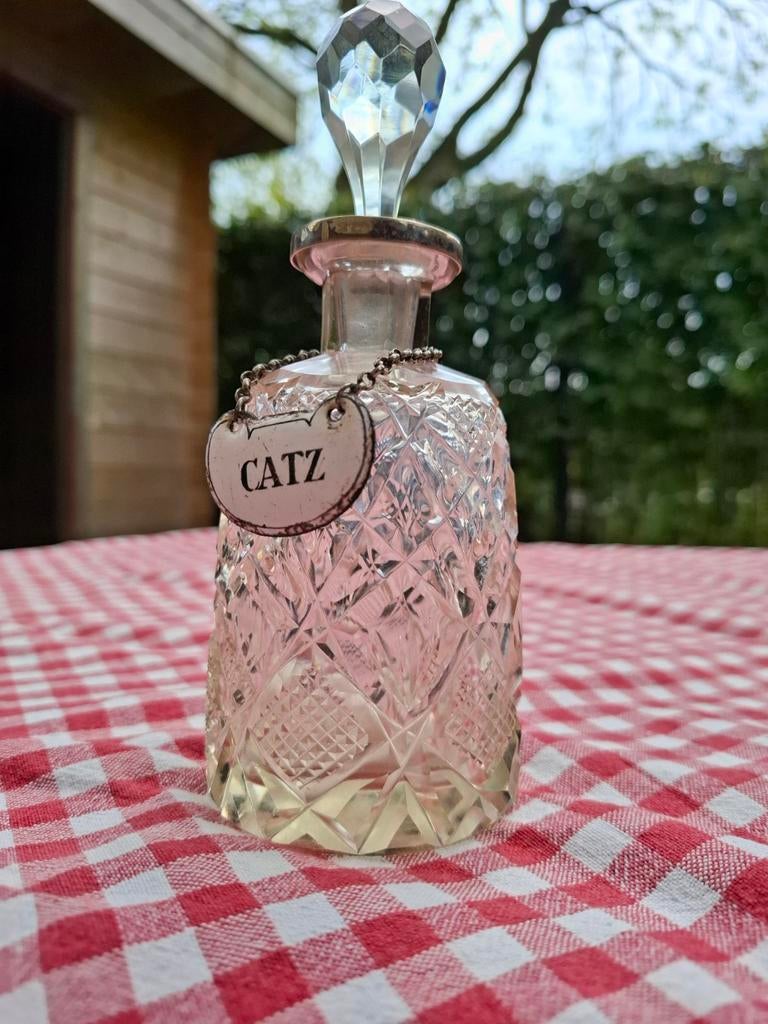 Antieke kristallen karaf met 'CATZ' label, Ophalen