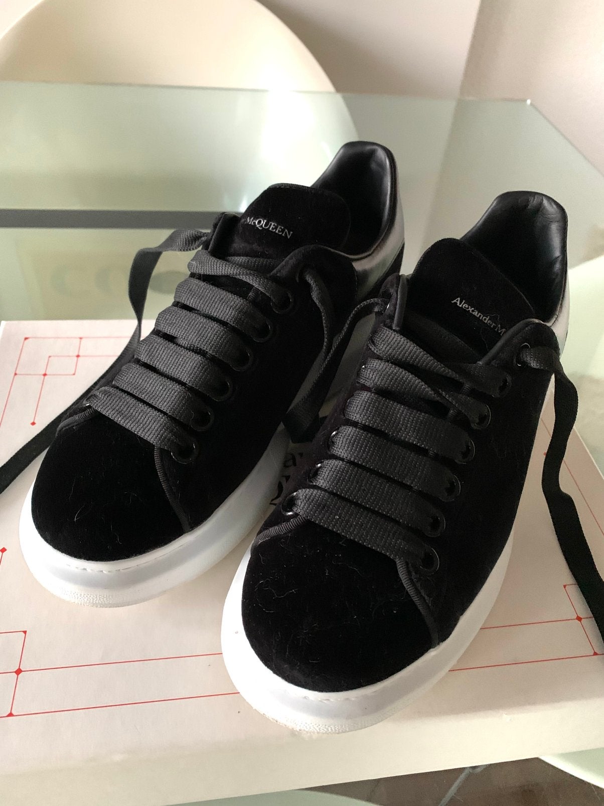 Alexander McQueen (zwart suède), maat 36,5, Kleding | Dames, Ophalen of Verzenden, Zo goed als nieuw, Zwart, Sneakers of Gympen