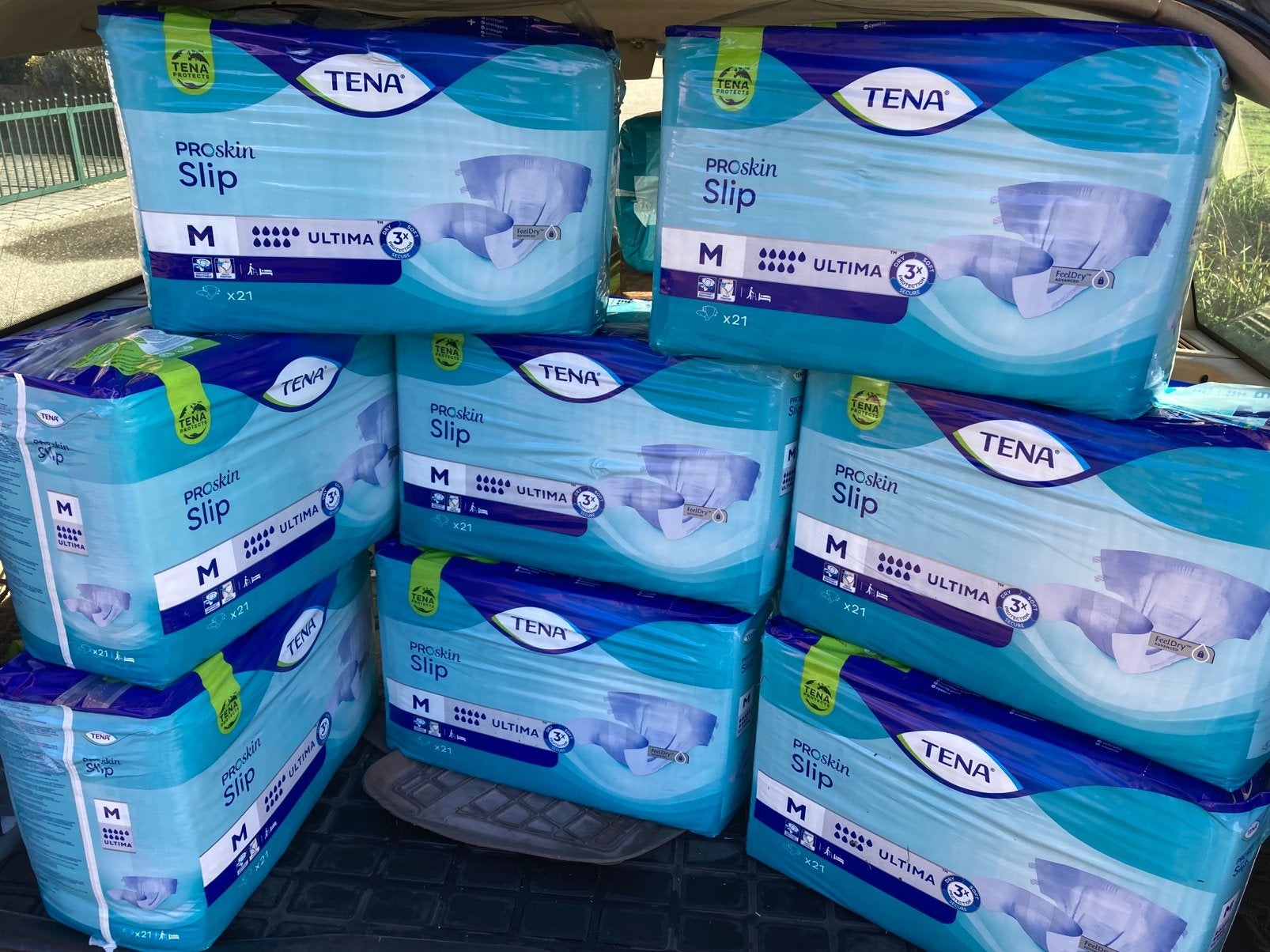 9 x Tena Proskin ultima luiers maat medium, Ophalen, Zo goed als nieuw