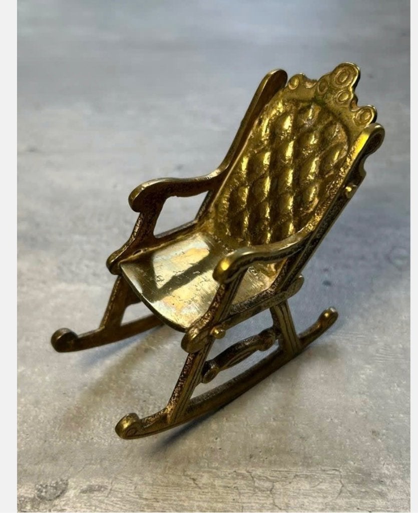 Koperen poppenhuis schommelstoeltje 8 cm hoog, Antiek en Kunst, Curiosa en Brocante, Ophalen of Verzenden