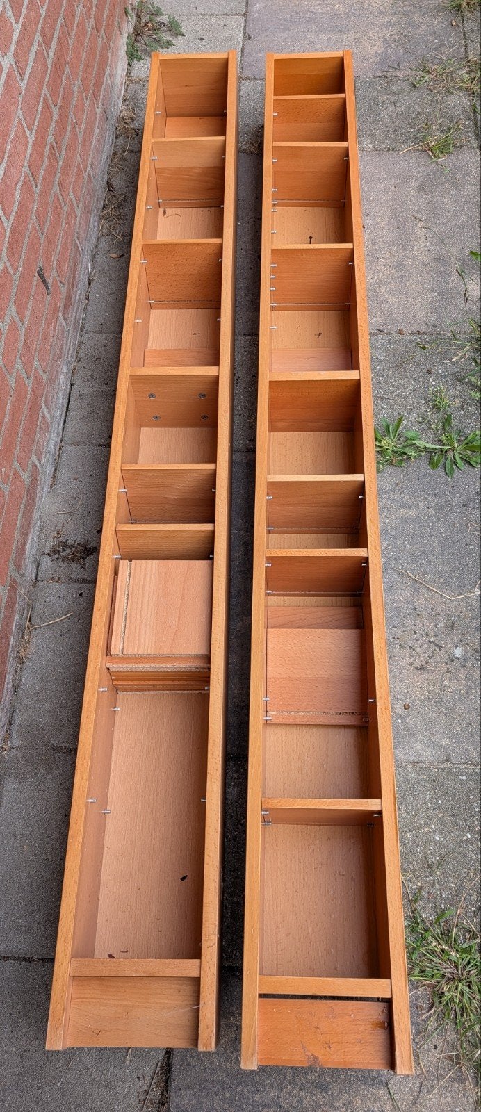 **GRATIS** Twee smalle houten CD kasten/opbergrekken, Ophalen, Met plank(en), Minder dan 50 cm, Gebruikt