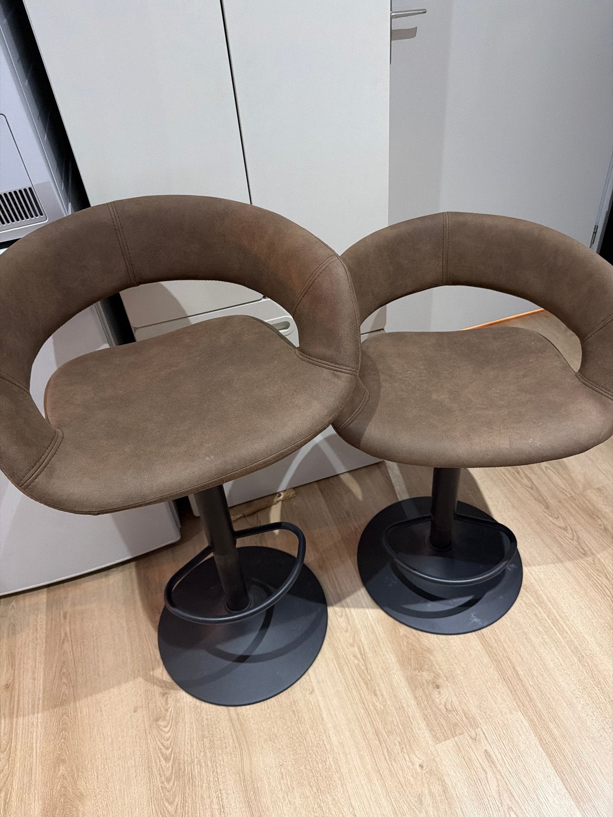 2x Barkruk Cognac, in hoogte verstelbaar met rugleuning, Ophalen, In hoogte verstelbaar, 60 tot 90 cm, Nieuw