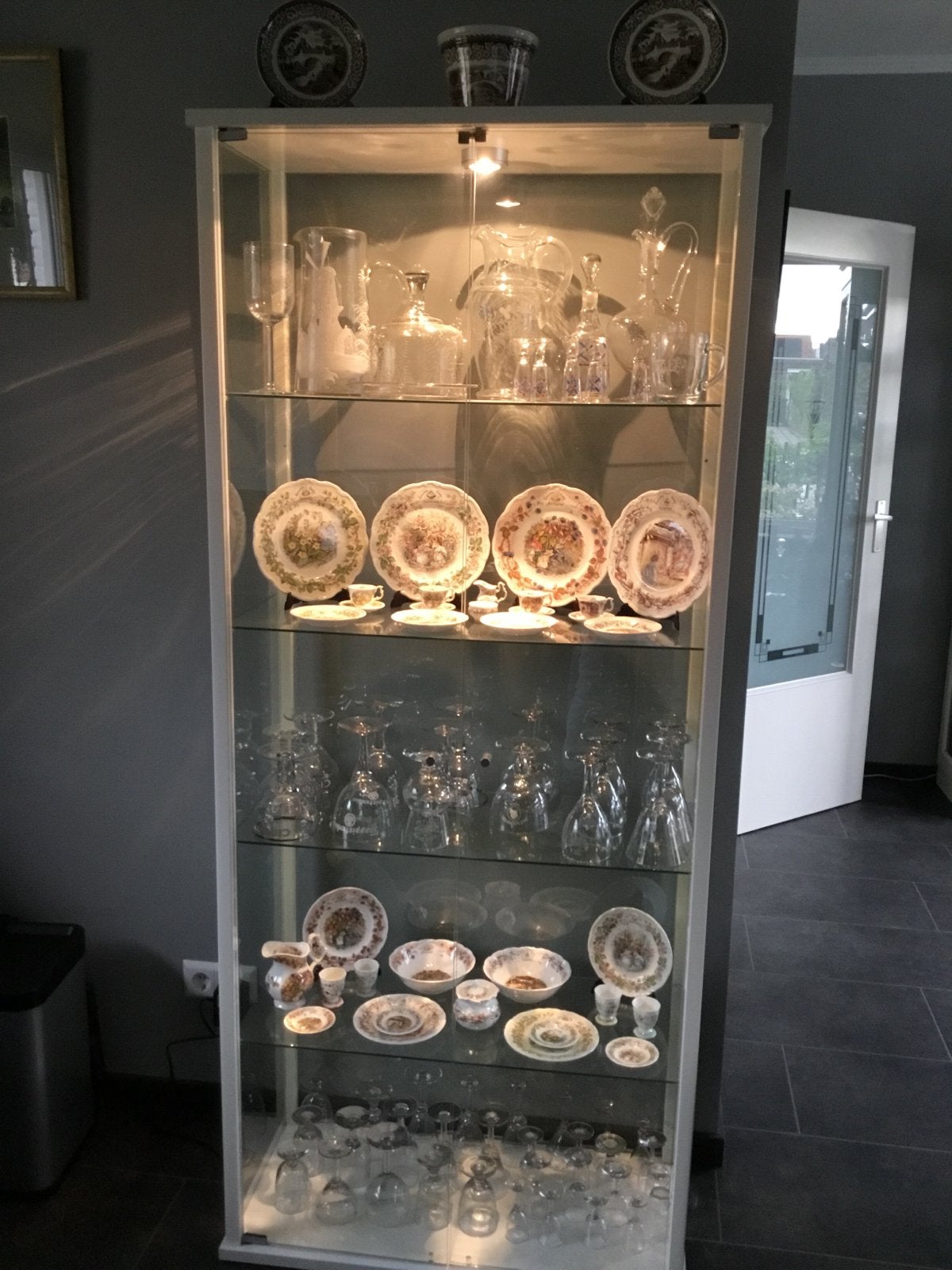 Vitrinekast met of zonder inhoud: Brambly Hedge servies, Gebruikt, Glas, 150 tot 200 cm, 25 tot 50 cm