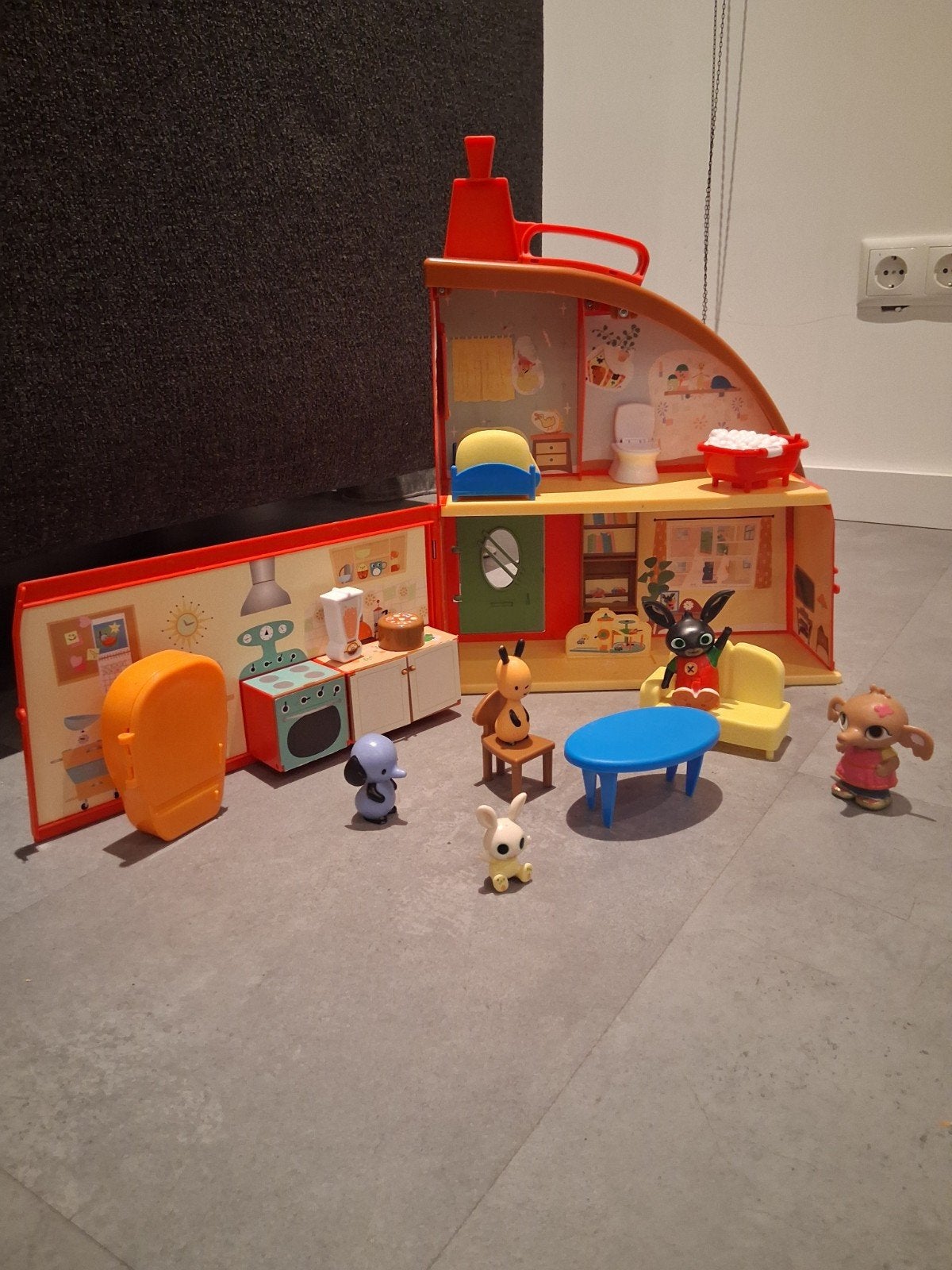 Bing huisje met figuren en meubels, Ophalen, Gebruikt, Poppenhuis