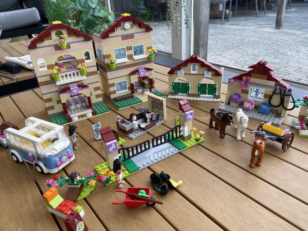 Grote Lego Friends set met manege, huizen, paarden en busje, Lego, Friends, Ophalen of Verzenden, Zo goed als nieuw