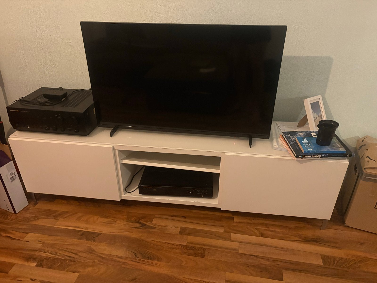Witte tv-kast - Modern en netjes, Kunststof, Gebruikt, 100 tot 150 cm, Ophalen of Verzenden