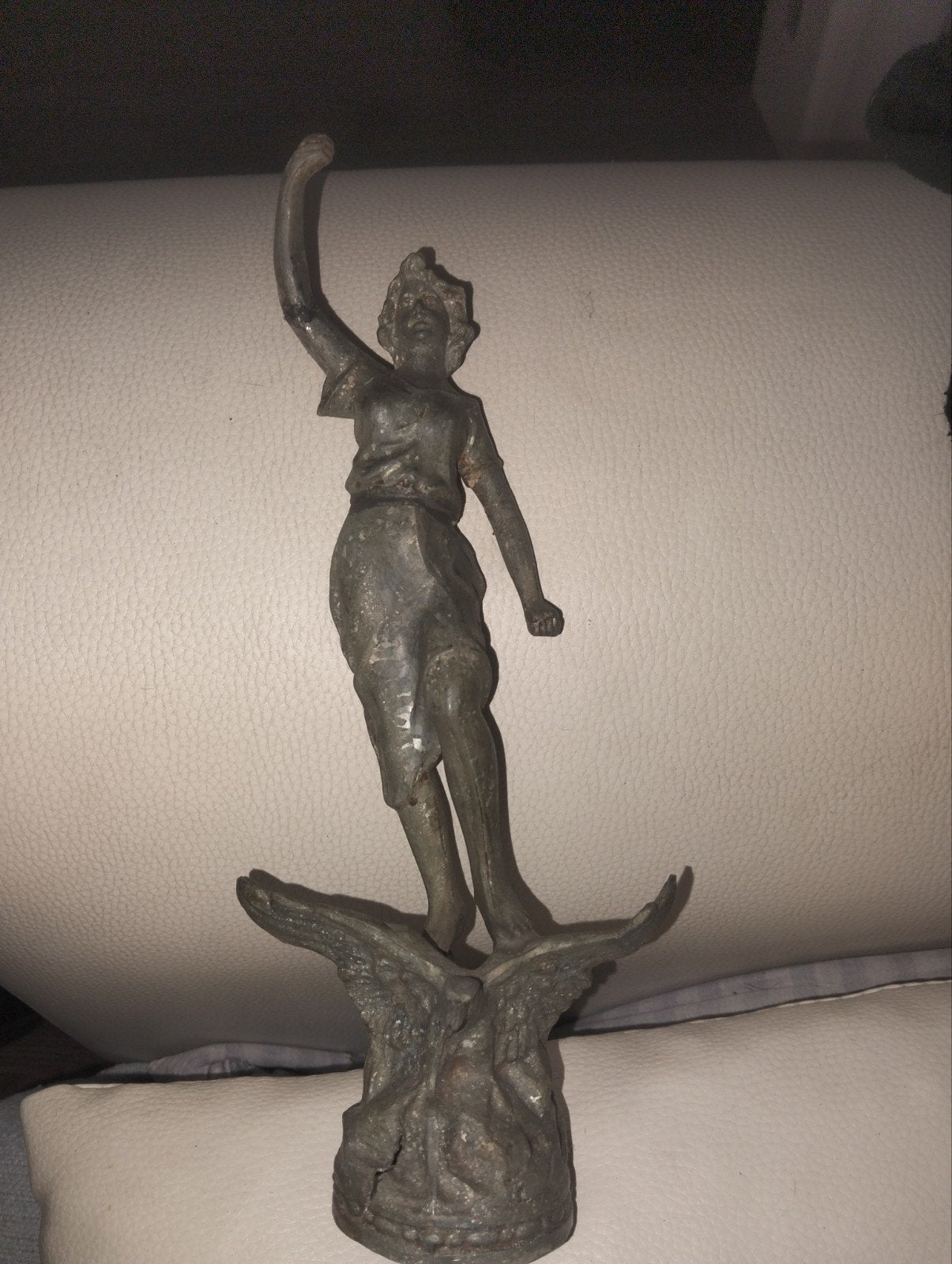 Franse art nouveau spelter beeldje vrouw met adelaar, Ophalen of Verzenden, Brons