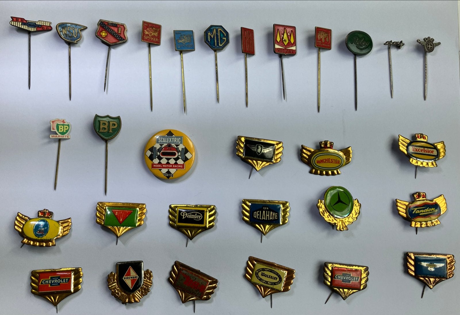 Verzameling van 30 vintage auto- olie en merkspeldjes, Verzamelen, Merken en Reclamevoorwerpen, Ophalen, Gebruikt, Overige typen