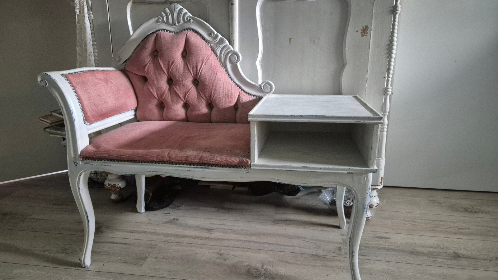Antieke Telefoonbankje - Roze Fluweel & Wit Hout, Antiek en Kunst, Antiek | Meubels | Stoelen en Banken, Ophalen
