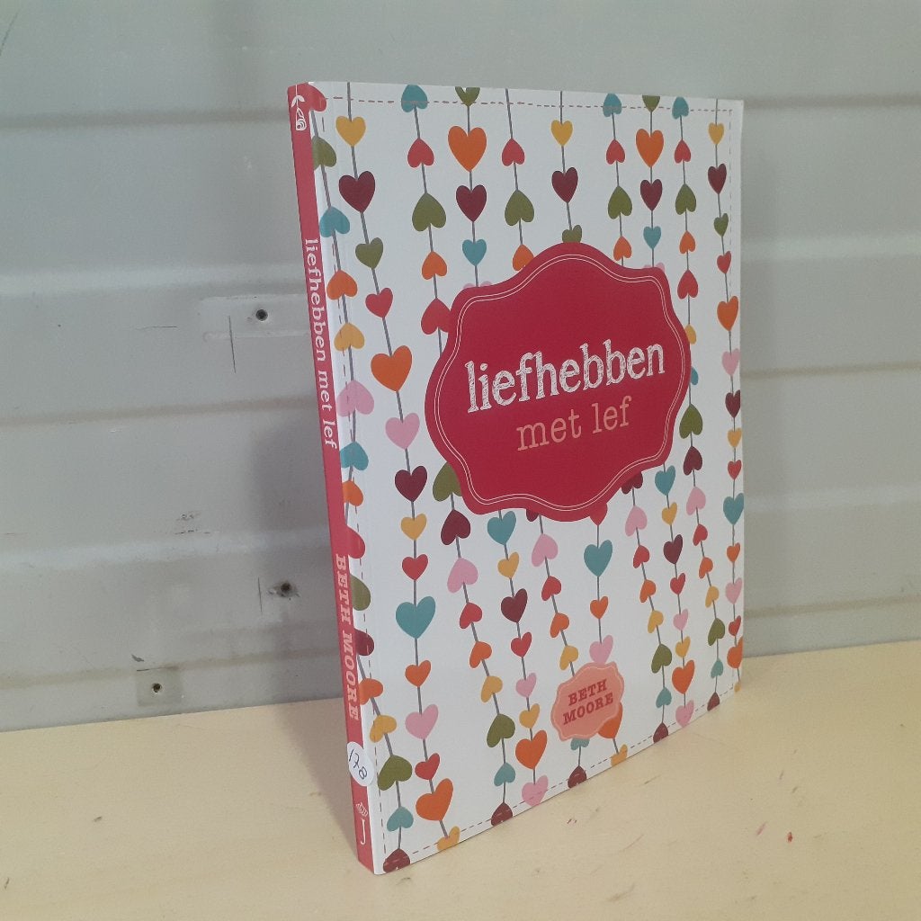 Nr. 178 Beth Moore - Liefhebben met lef., Boeken, Ophalen of Verzenden, Gelezen, Beth Moore, Christendom | Protestants