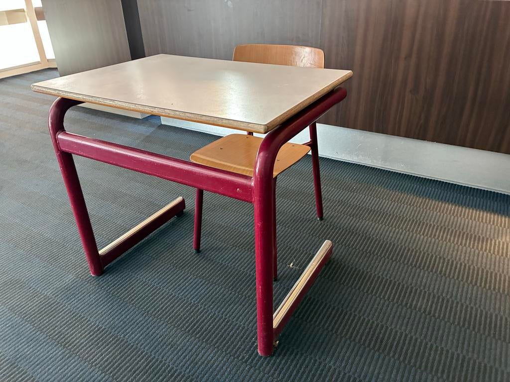 Vintage schoolbank met stoel - rood frame, Kinderen en Baby's, Kinderkamer | Tafels en Stoelen, Ophalen, Gebruikt, Tafel(s) en Stoel(en)