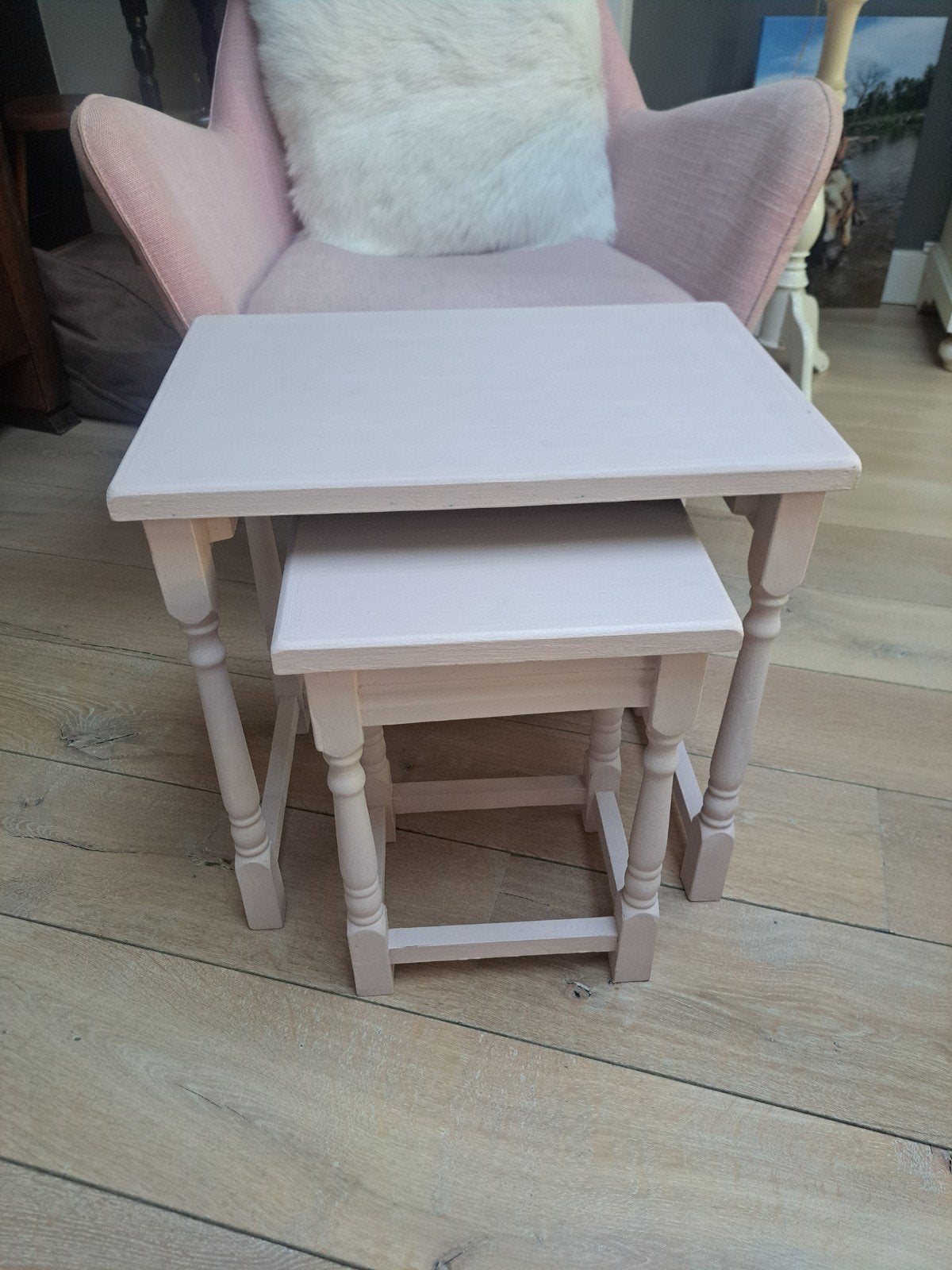 Leuk voor meisjes kinderkamer: 2 bijzettafels en krantenbak, Minder dan 55 cm, Zo goed als nieuw, Rechthoekig, Hout